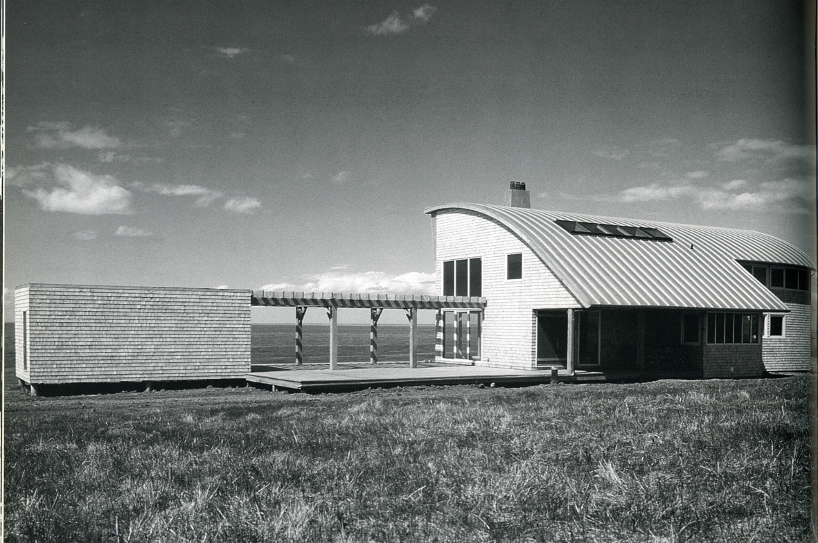 Denne boligen ved kysten av Nova Scotia er typisk for Brian MacKay-Lyons' nyskapende byggverk, påvirket av stedets lokale byggemåte. Denne boligen ved kysten av Nova Scotia er typisk for Brian MacKay-Lyons' nyskapende byggverk, påvirket av stedets lokale byggemåte.