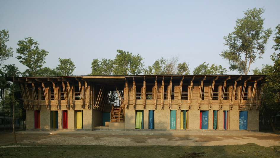 Skolen til Eike Roswag og Anna Heringer i Bangladesh hadde «learning with joy» som motto. Skolen til Eike Roswag og Anna Heringer i Bangladesh hadde «learning with joy» som motto.