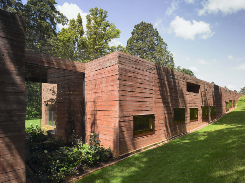 Dick van Gamerens ambassade i Addis Abeba er inspirert av kombinasjonen mellom lokal byggeskikk og modernisme. Dick van Gamerens ambassade i Addis Abeba er inspirert av kombinasjonen mellom lokal byggeskikk og modernisme.