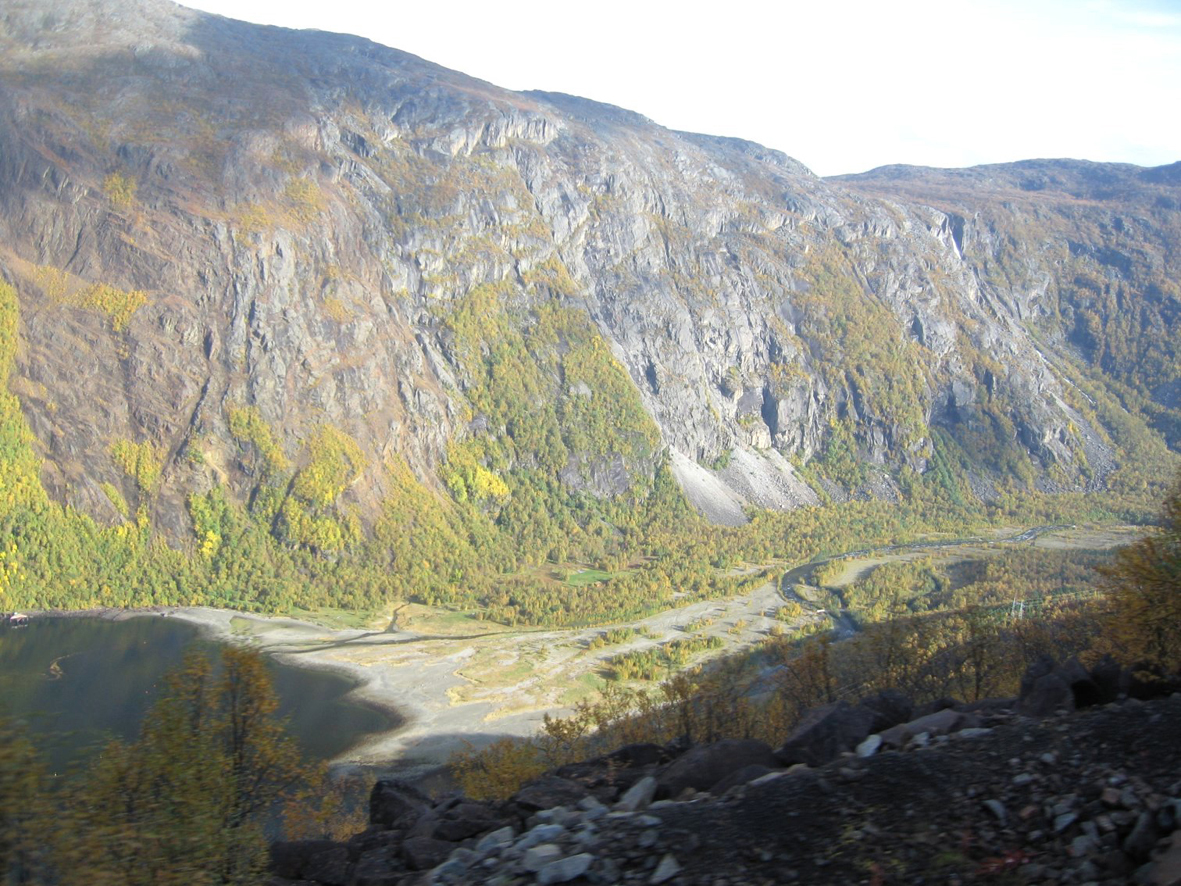 Rombaksbotn. Fra 1500-tallet bosatt av sjøsamer. Ved forrige århundreskifte lå det en hel anleggsby på sletta, med mer enn 500 innbyggere og drøyt 100 bygninger. Man hadde dampbåthavn, post, politi, skole, håndverkere og handelsmenn. Foto: Magnus Greni.
