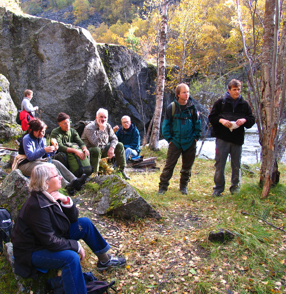 Konferansedeltakere lytter til guide og leder i Rombaksbotn bruker- og grunneierlag Steingrim Sneves historier fra gamledager. Foto: Magnus Greni.