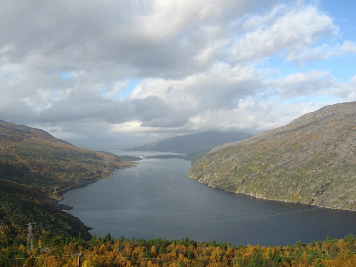 Utsikt fra toget ut mot Rombaksfjorden og Rombaksbrua. Foto: Magnus Greni.