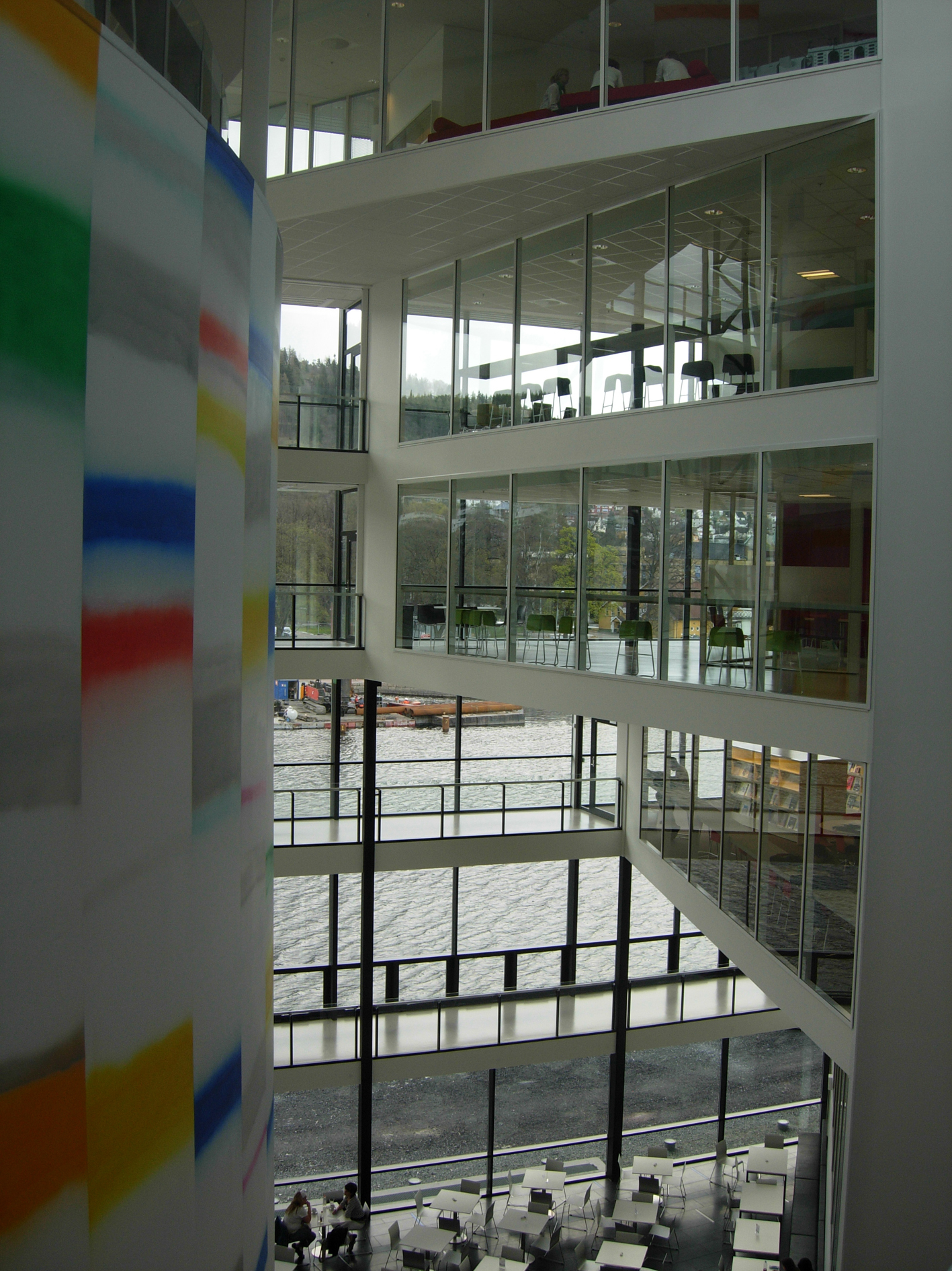 Juryen til den norske stålprisen roste arkitekten for å ha lagt bygningen med bredsiden mot Drammenselva. Foto: LPO arkitektur og design as.