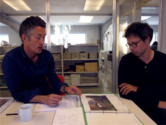 Bård Helland og Odd Øverdahl forteller om kontorets største prosjekt, Pling Plong. Foto: Åshild Yri Aagren Bård Helland og Odd Øverdahl forteller om kontorets største prosjekt, Pling Plong. Foto: Åshild Yri Aagren