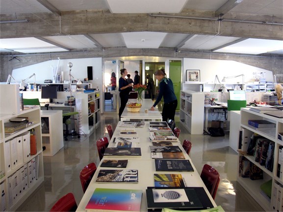 Arkitekturverkstedet holder til i samme bygning som AHO, og har tilgang til verkstedene i første etasje. Arkitekturverkstedet holder til i samme bygning som AHO, og har tilgang til verkstedene i første etasje.