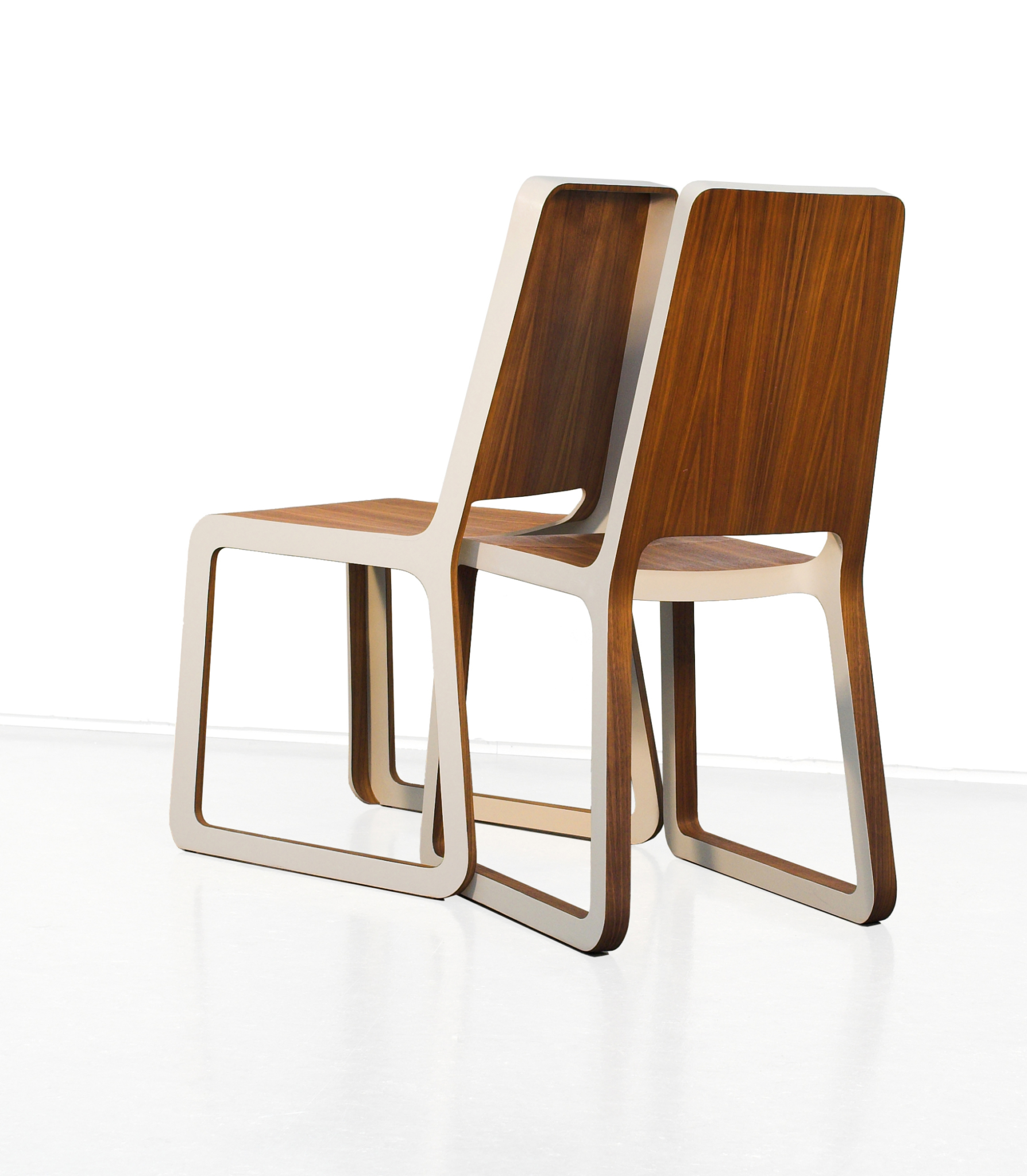 Stablestolene Ela og Ele er meget plass­besparende. Ela kan løftes ut av Ele, slik at begge stolene kan tas i bruk. Designerne Atle Tveit og Lars Tornøe, MNIL, er i dialog med en norsk fabrikk om produksjon.