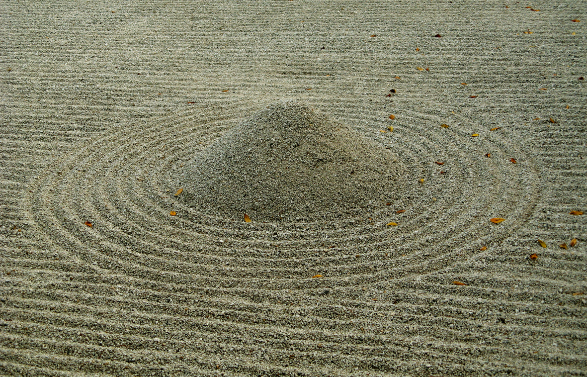 Omtanke helt ned til grusen preger en av Kyotos tempelplasser.