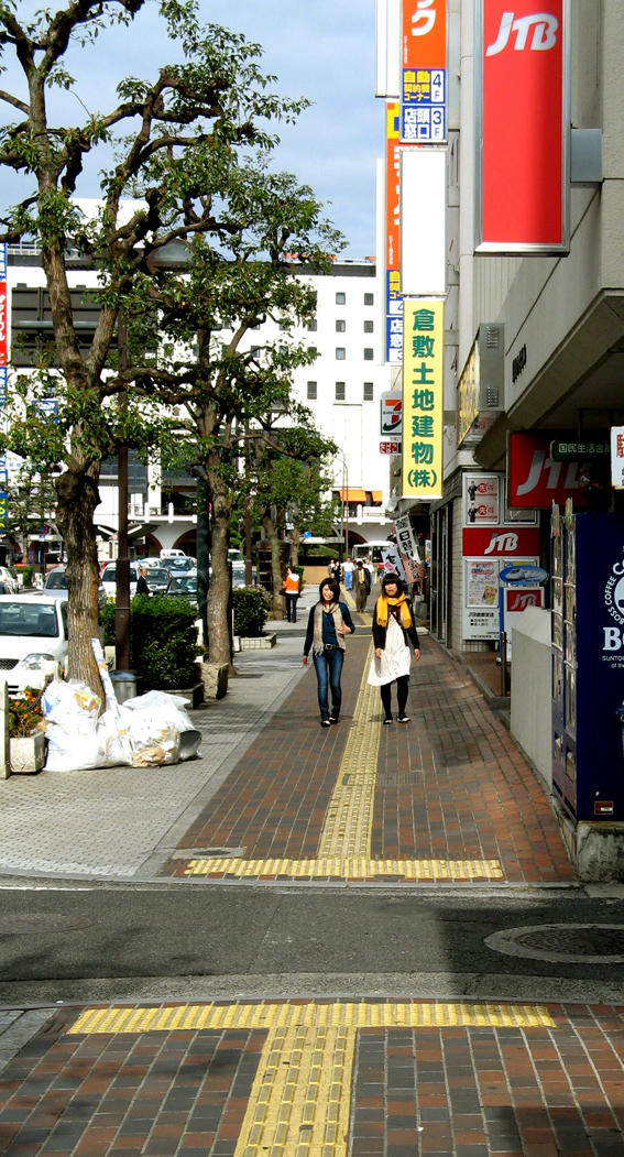 Ledelinjer er gjennomført i de fleste japanske bysentra. Her fra Kurachiki.