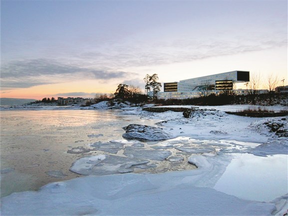 A-lab har vunnet WAF-prisen to ganger for Statoil-bygget på Fornebu, først i Future Commercial-kategorien i 2009 og fire år senere som Completed Building Office. Jury sa om det ferdige bygget: «Dette er et omfattende og integrert prosjekt som kombinerer modulær konstruksjon og kostnadseffektivitet på en moderne skandinavisk måte og viser en dyp forståelse for demokratiske og sosiale verdier i dagens arbeidsmiljø.» Foto: Luis Fonseca