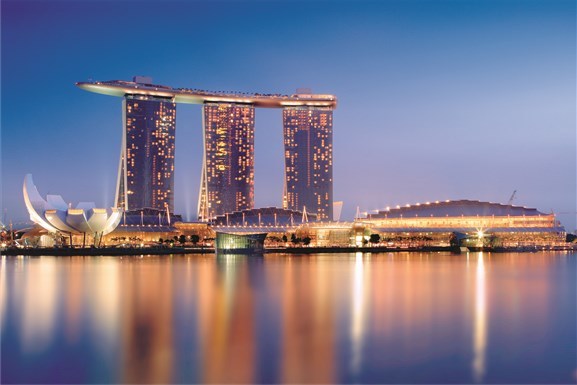 Marina Bay Sands er hver høst åsted for World Architecture Festival og utdelingen av WAF-prisene. Komplekset består av et hotell med til sammen 2 561 rom, kasino, konferanse- og 
utstillingssenter, museum, to store kinoer, sju restauranter og en skøytebane. Plattformen på toppen rommer en park og et 150 meter langt svømmebasseng. Komplekset sto ferdig i 2010 og kostet rundt åtte milliarder dollar. Foto: someformofhuman/Wikipedia