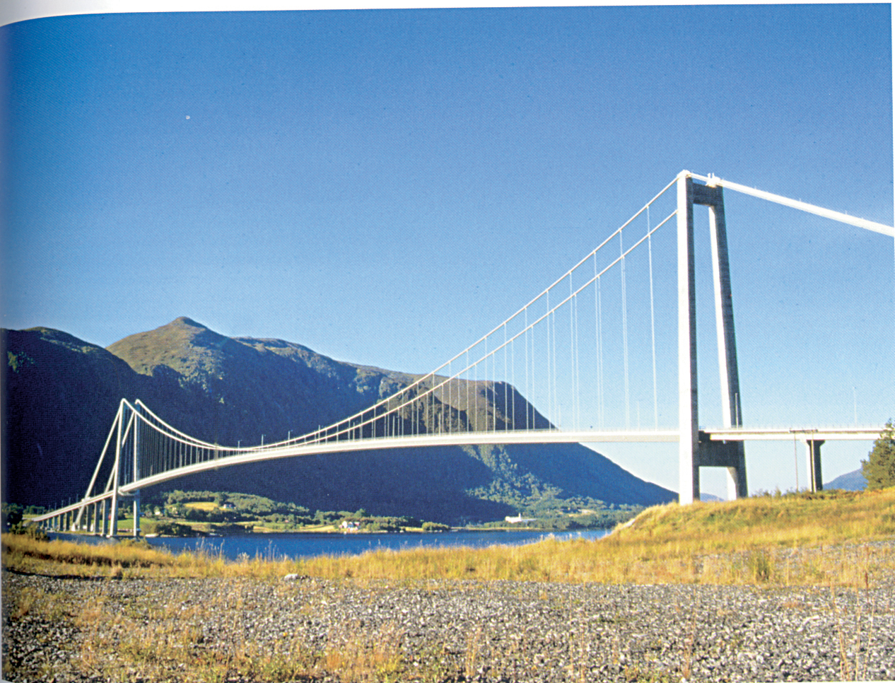 Hva var Norge uten veiforbindelser? Gjemnnessundbrua i Møre og Romsdal spenner over 623 meter. Foto: Knut Gjerding-Smith.