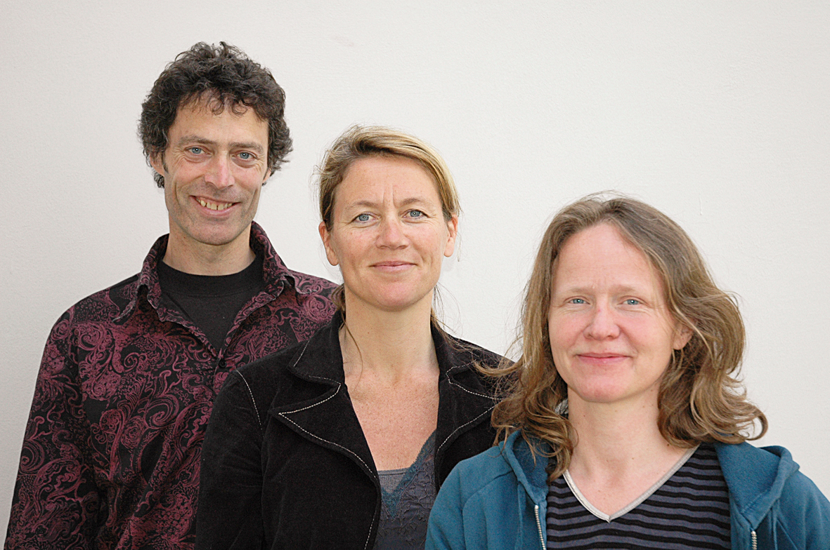 Her er samarbeidsteamet bak Norwegian Wood-prosjektene, med Grete Kvinnesland fra Stavanger kommune (i midten) og Stein Stoknes og Ellen Devold fra NAL/Ecobox. 
Foto: Olav Ødegården.