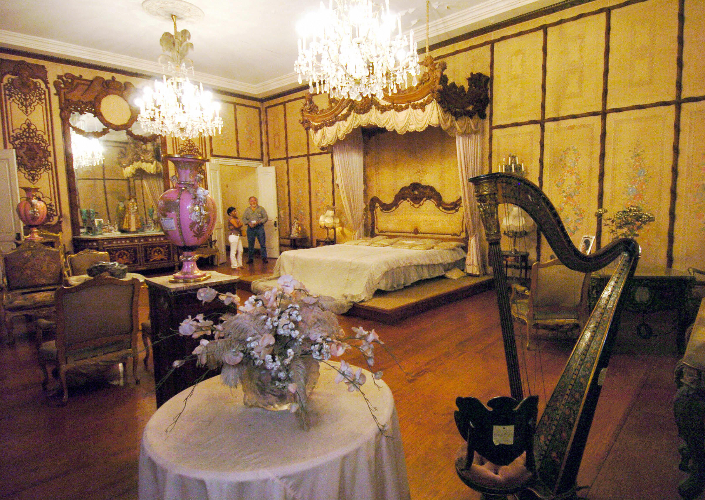 Imelda Marcos soverom. ((c) Romeo Gacad/AFP/Getty Images.) Imelda Marcos soverom. ((c) Romeo Gacad/AFP/Getty Images.)