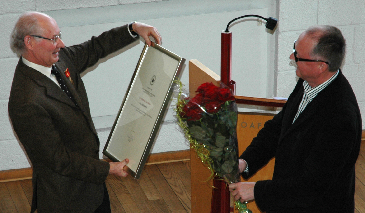 Æresmedlemskap tildeles kun arkitekter, men hederspris ble det på direktøren. Gudmund Stokke (t.h.) overrakte diplom og roser. Foto: Bente Sand. Æresmedlemskap tildeles kun arkitekter, men hederspris ble det på direktøren. Gudmund Stokke (t.h.) overrakte diplom og roser. Foto: Bente Sand.