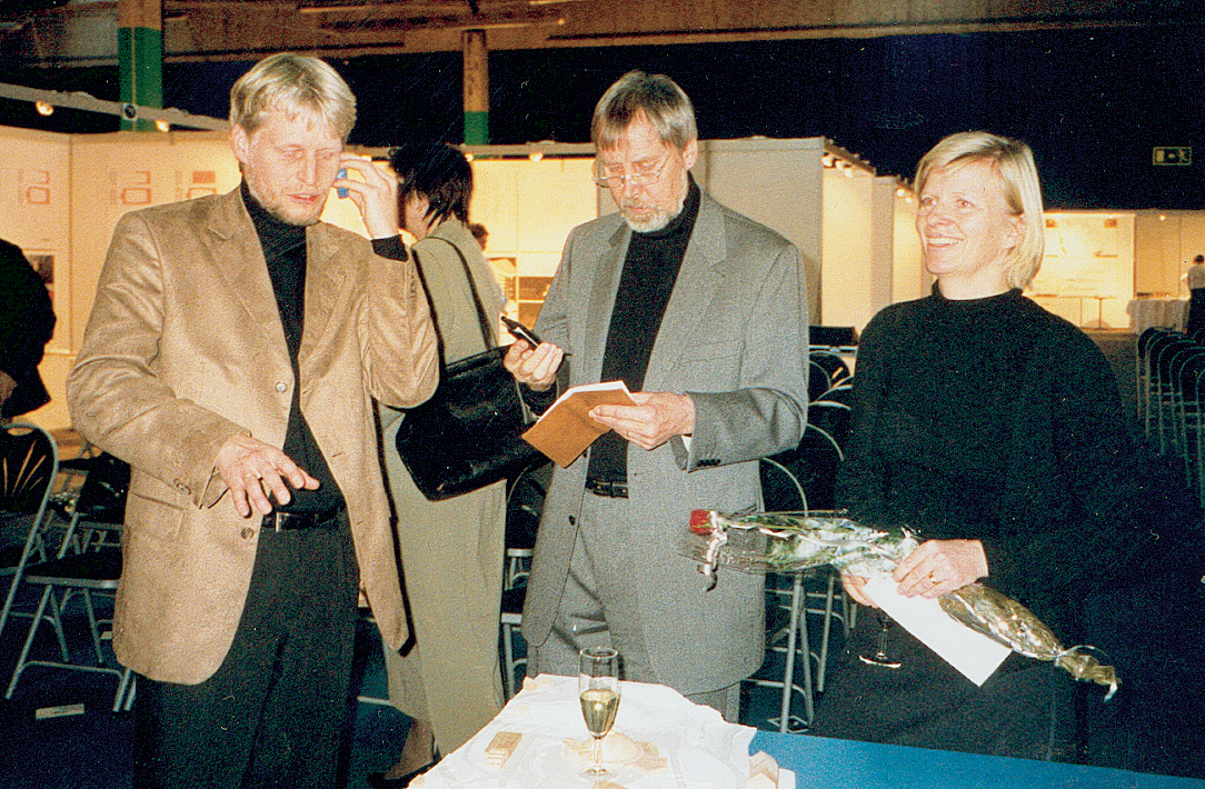 Glade vinnere i Stavanger mottar gratulasjoner på mobil: Per Chr. Brynhildsen (t.v.), Svein Bergersen og Marianne Dale. Foto: Per Rygh.