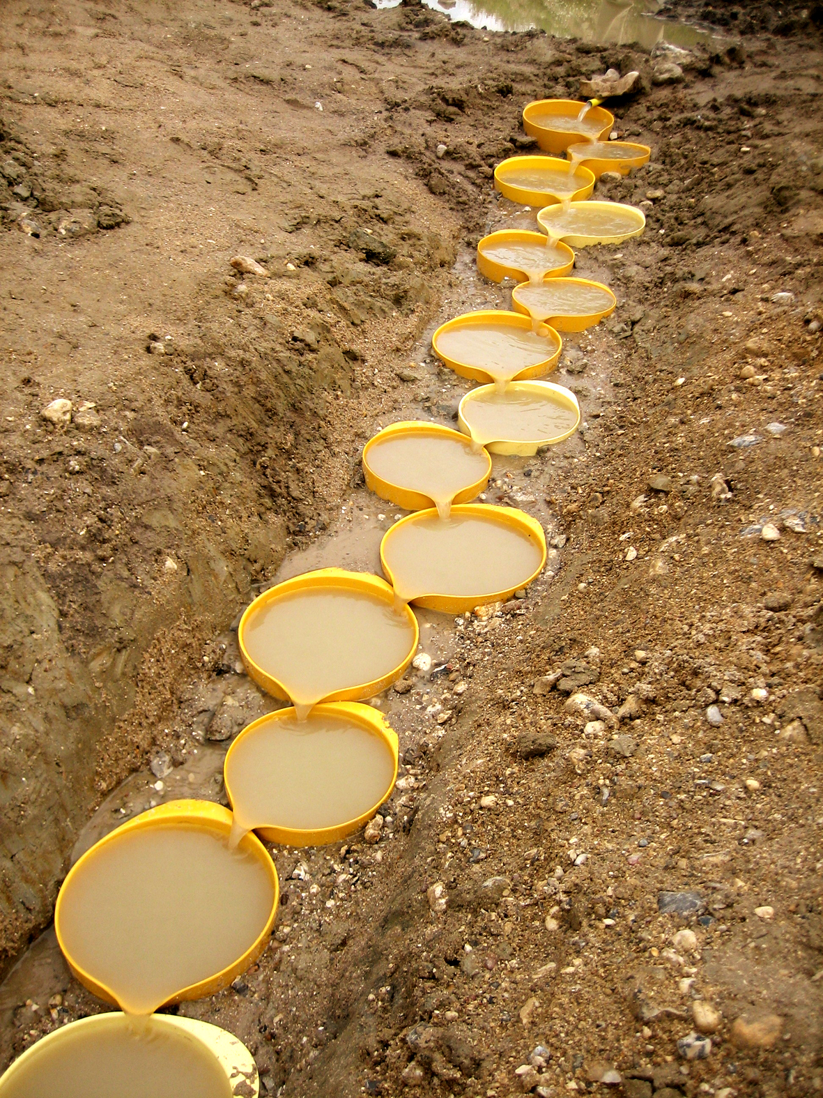 Forundret ble en også i møtet med det lille vannfallet av de typiske Margrethe-bollene. Forarget ble mange av danskene. Bollene er for dem et ikon for dansk design. Claude Cormiers.