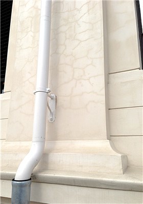 Krakelering av ny fasadepuss. Foto: Kristian Ribe