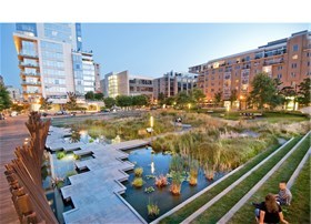 -Tanner Spring Park i Portland, Oregon er et av Dreiseitls prisvinnende urbane blågrønne prosjekt. Foto: GreenWorks.