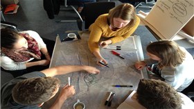 Dreiseitl ledet en workshop for Stavanger kommune som en del av rådgivning av blå-grønn strategi i utbyggingen av Madla-Revheim. Foto: Herbert Dreiseitl