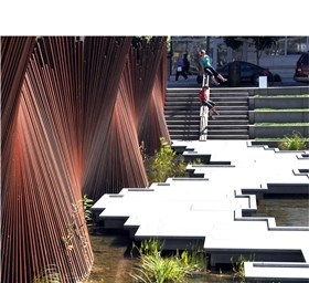 Tanner Spring Park er kunst og overvannshåndtering kombinert for å danner ramme for bylivet i et nytt boligområde. Foto: Atelier Dreiseitl.?