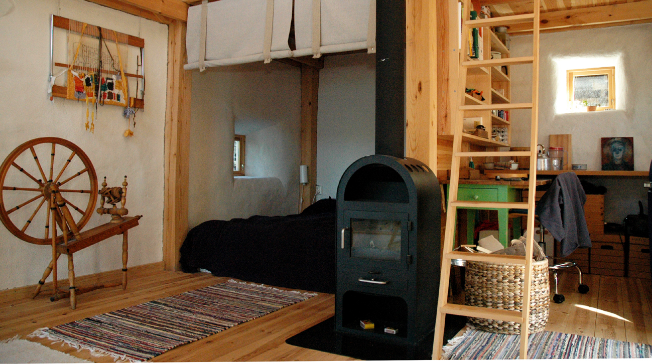 Østmo har utnyttet mulighetene som de tykke veggene i halmhuset gir. Åpningen til vinduet over sengeplassen er skrånet.
