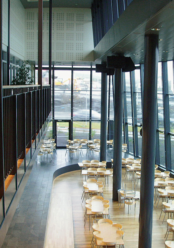 Lærerskole i Hafnarfjördur, Island, v/Hilmar Tor Björnsson og Sigridur Olafsdottir. Skolen er et OPS-prosjekt, dvs. et offentlig/privat samarbeidsprosjekt hvor entreprenøren drifter bygget etter fedigstillelse. Foto: T. I. Haugen. Lærerskole i Hafnarfjördur, Island, v/Hilmar Tor Björnsson og Sigridur Olafsdottir. Skolen er et OPS-prosjekt, dvs. et offentlig/privat samarbeidsprosjekt hvor entreprenøren drifter bygget etter fedigstillelse. Foto: T. I. Haugen.