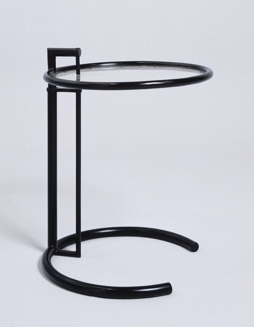 Bord designet for boligen E.1027. Lakkerte stålrør med transparent bordplate. Del av samlingen til Musee national d'Art Moderne - Centre Georges Pompidou, Paris. Foto: RMN / © Jean-Claude Planchet.