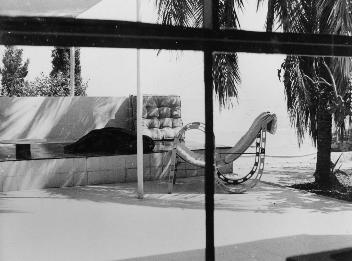 Fra terrasen på Tempe à Pailla, Grays eget landsted i Chemin de Belvessasa, Castellar (1932-34). I forgrunnen S-stolen, som er sammenleggbar. Foto: © National Museum of Ireland.