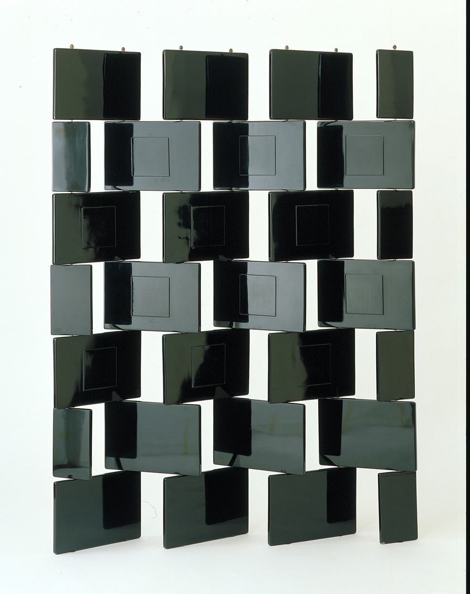 Skjerm i lakkert tre og messingstaver, 1923. Foto: ©V&A Images/Estate of Eileen Gray.