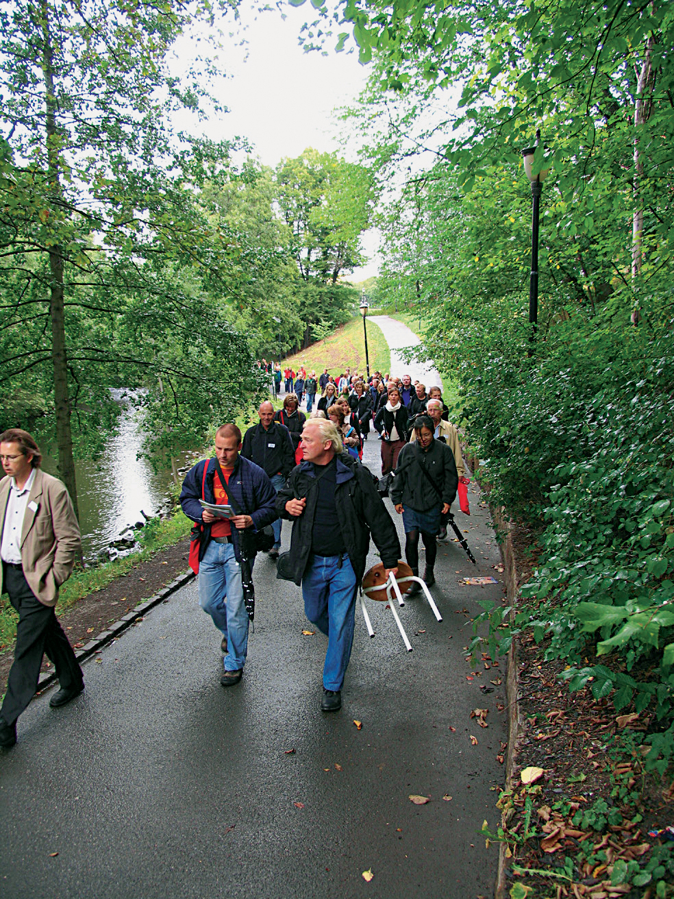 Langs elva: Ola Bettum var dagens turguide, med medbragt krakk og megafon. Langs elva: Ola Bettum var dagens turguide, med medbragt krakk og megafon.