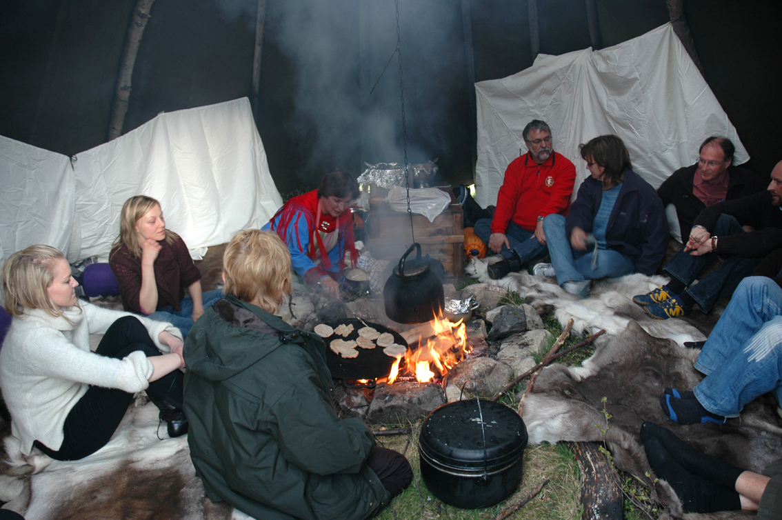 Representanter for utbygger, arkitekter og entreprenør fulgte samiske tradisjoner og tilbrakte natten i lavvo. Representanter for utbygger, arkitekter og entreprenør fulgte samiske tradisjoner og tilbrakte natten i lavvo.