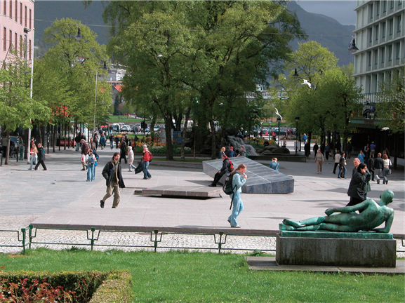 Ole Bulls Plass, utformet av Arkitektgruppen Cubus. Foto: Arkitektgruppen Cubus