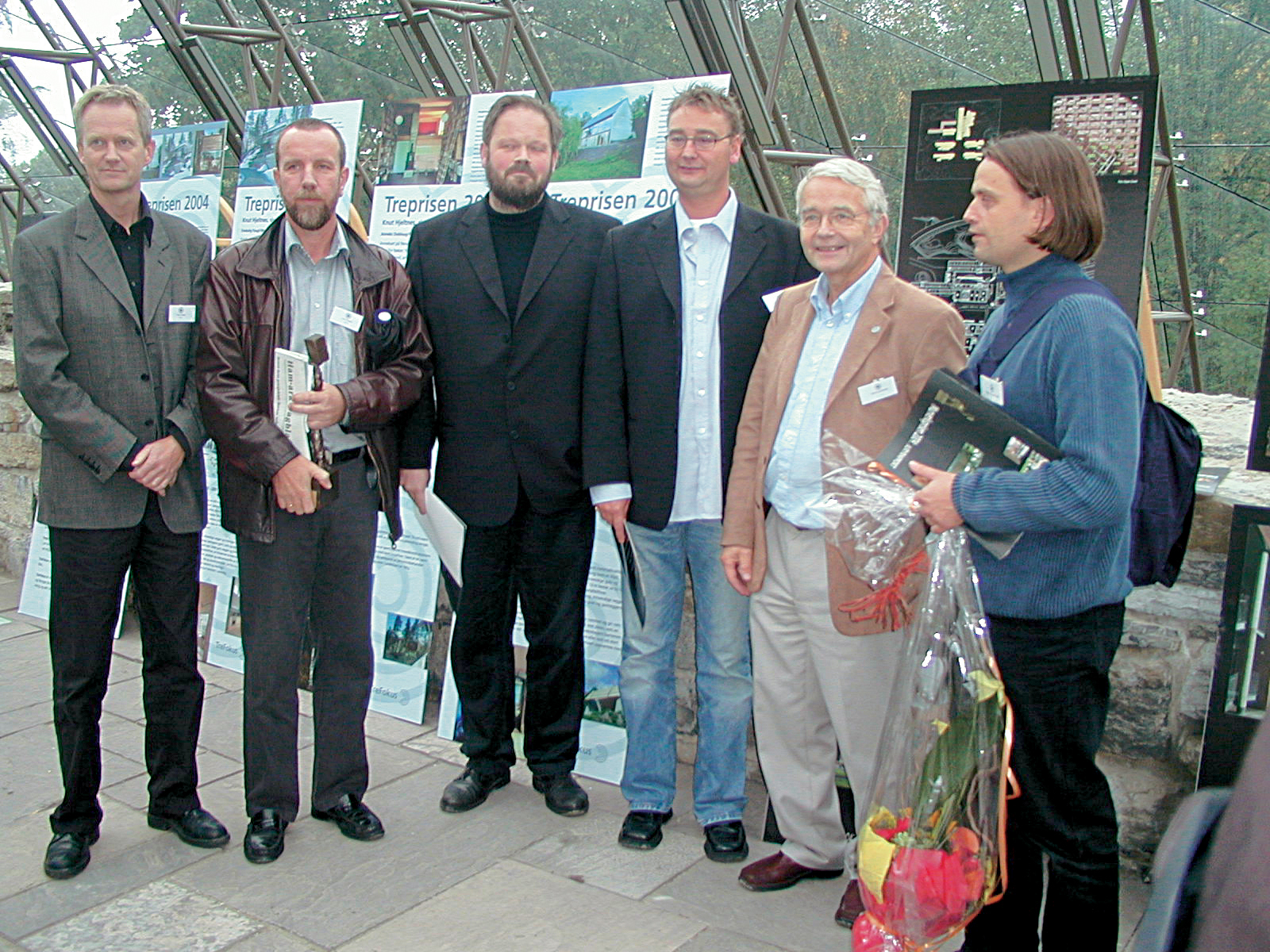 Lunde & Løvseth Arkitekter AS: Ivar Lunde (t.v.), Jon Flatebø, Dag Myklegard, Michél van Dijk, Ole Krokstrand (Mur-Sentret) og Helge Næs. Foto: Olav Ødegården. Lunde & Løvseth Arkitekter AS: Ivar Lunde (t.v.), Jon Flatebø, Dag Myklegard, Michél van Dijk, Ole Krokstrand (Mur-Sentret) og Helge Næs. Foto: Olav Ødegården.