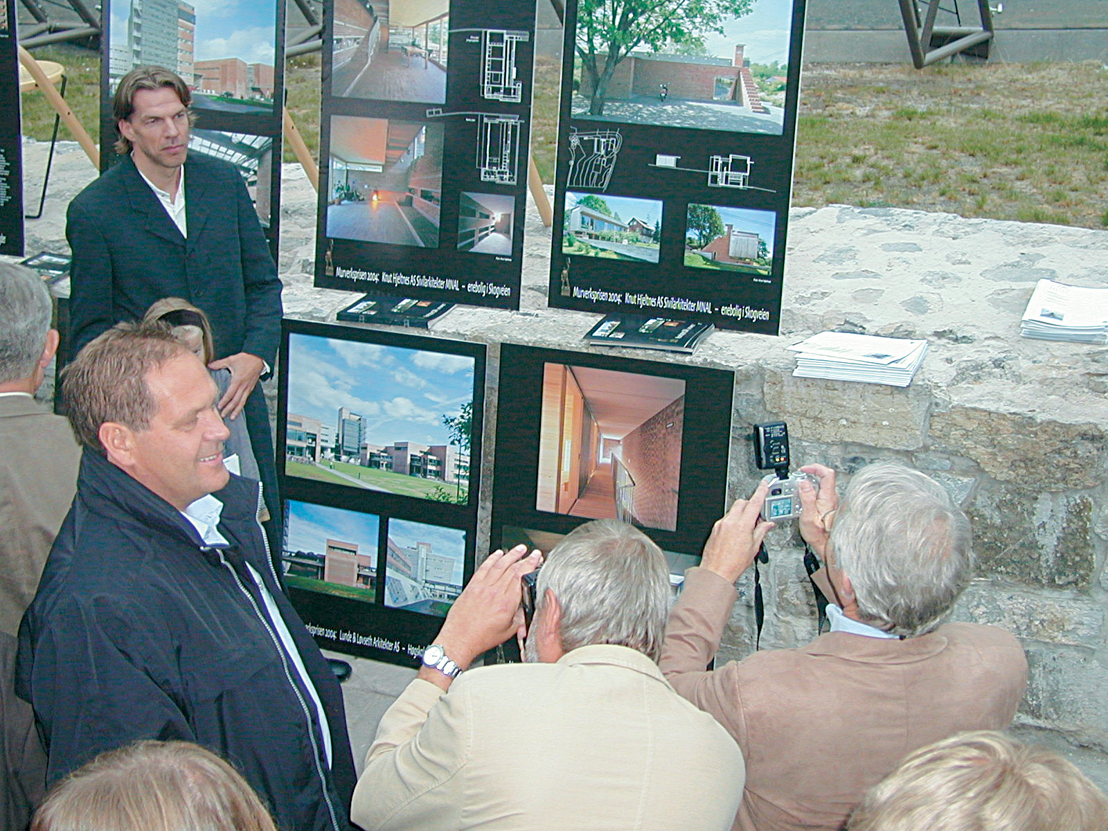 Dobbeltvinner. Knut Hjeltnes (oppe til venstre) fikk mye oppmerksomhet da han under Arkitekturdagen ble tildelt både Treprisen og Murverksprisen. Foto: Olav Ødegården. Dobbeltvinner. Knut Hjeltnes (oppe til venstre) fikk mye oppmerksomhet da han under Arkitekturdagen ble tildelt både Treprisen og Murverksprisen. Foto: Olav Ødegården.