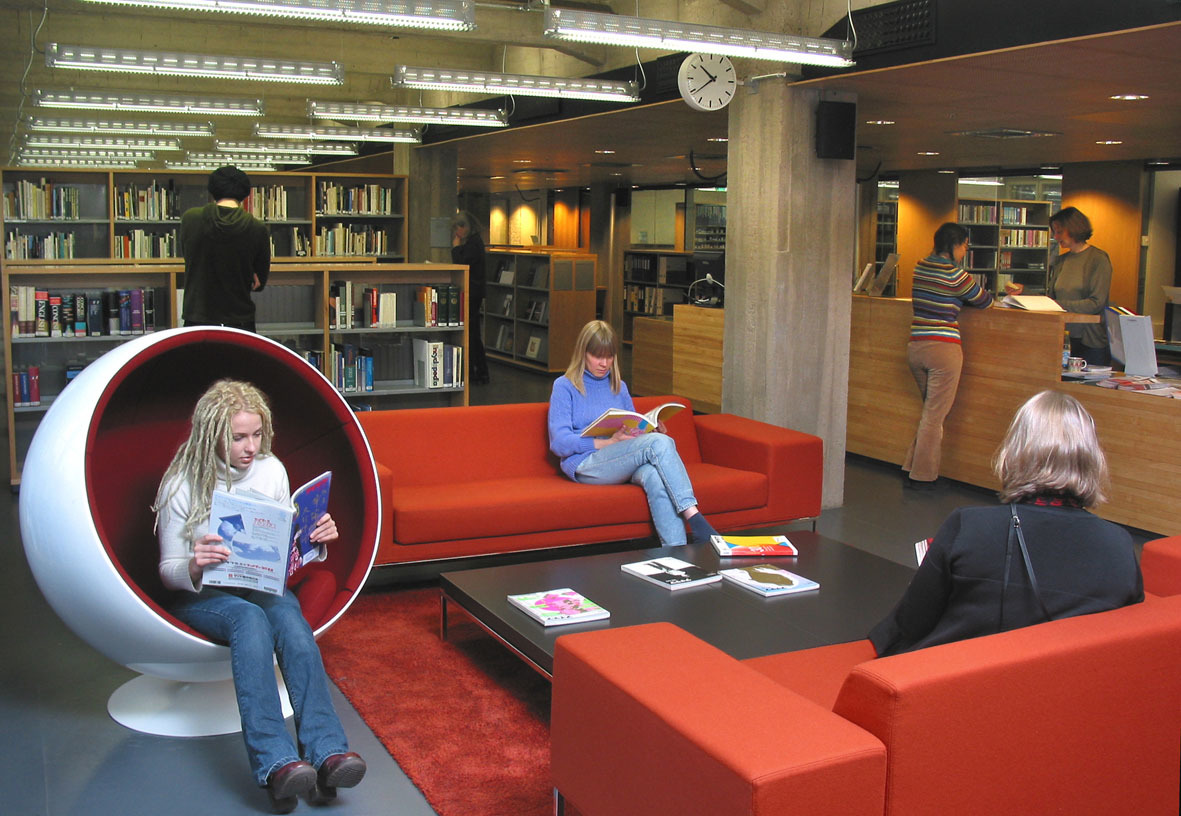 Biblioteksenteret Aralis trekker mye folk med sine mange og avanserte tjenester.