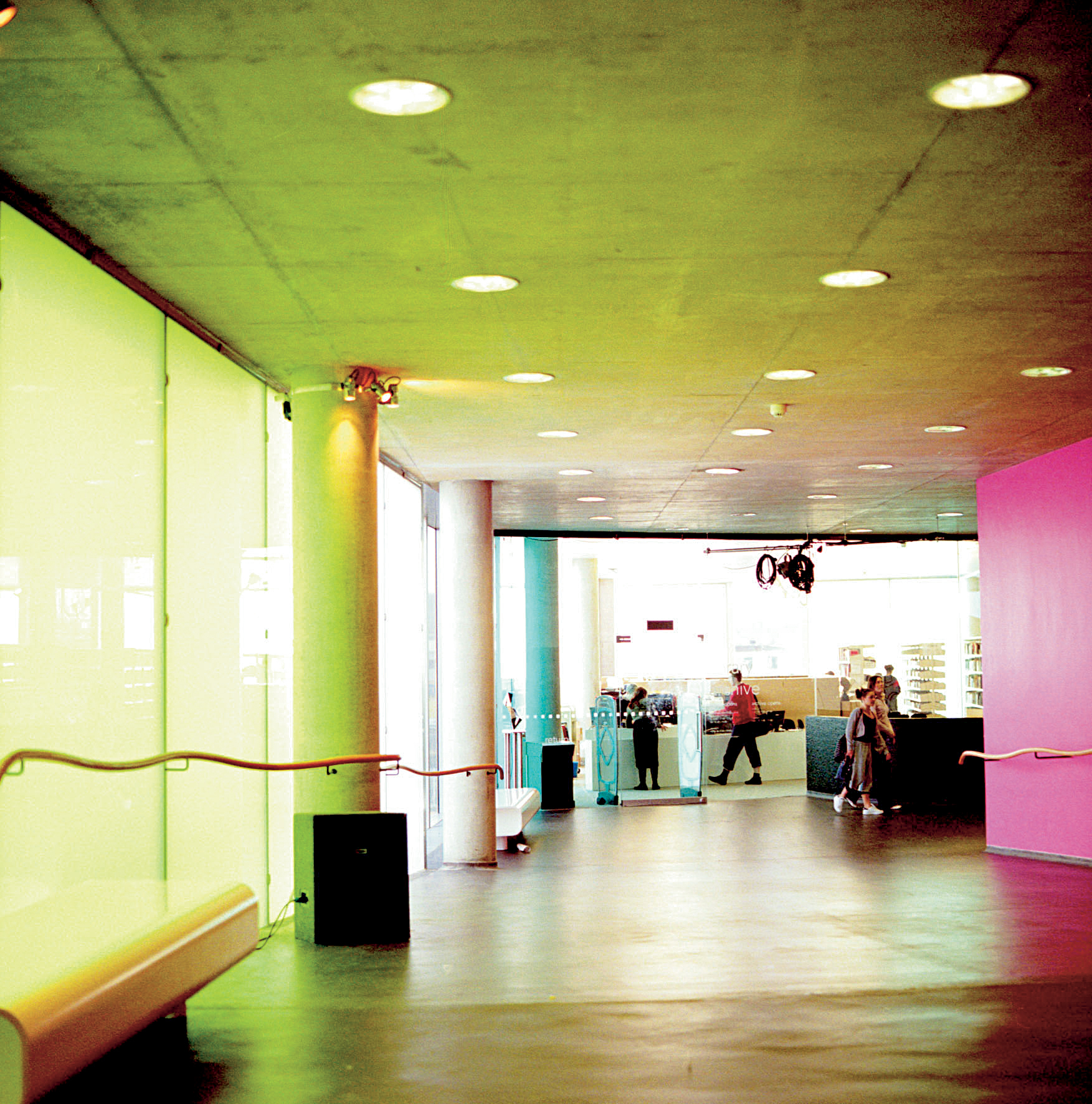 Arkitektene har tegnet interiøret som en landsby, med konferanserom, kontorer og studioer spredd hulter til bulter og bundet sammen av «gater».