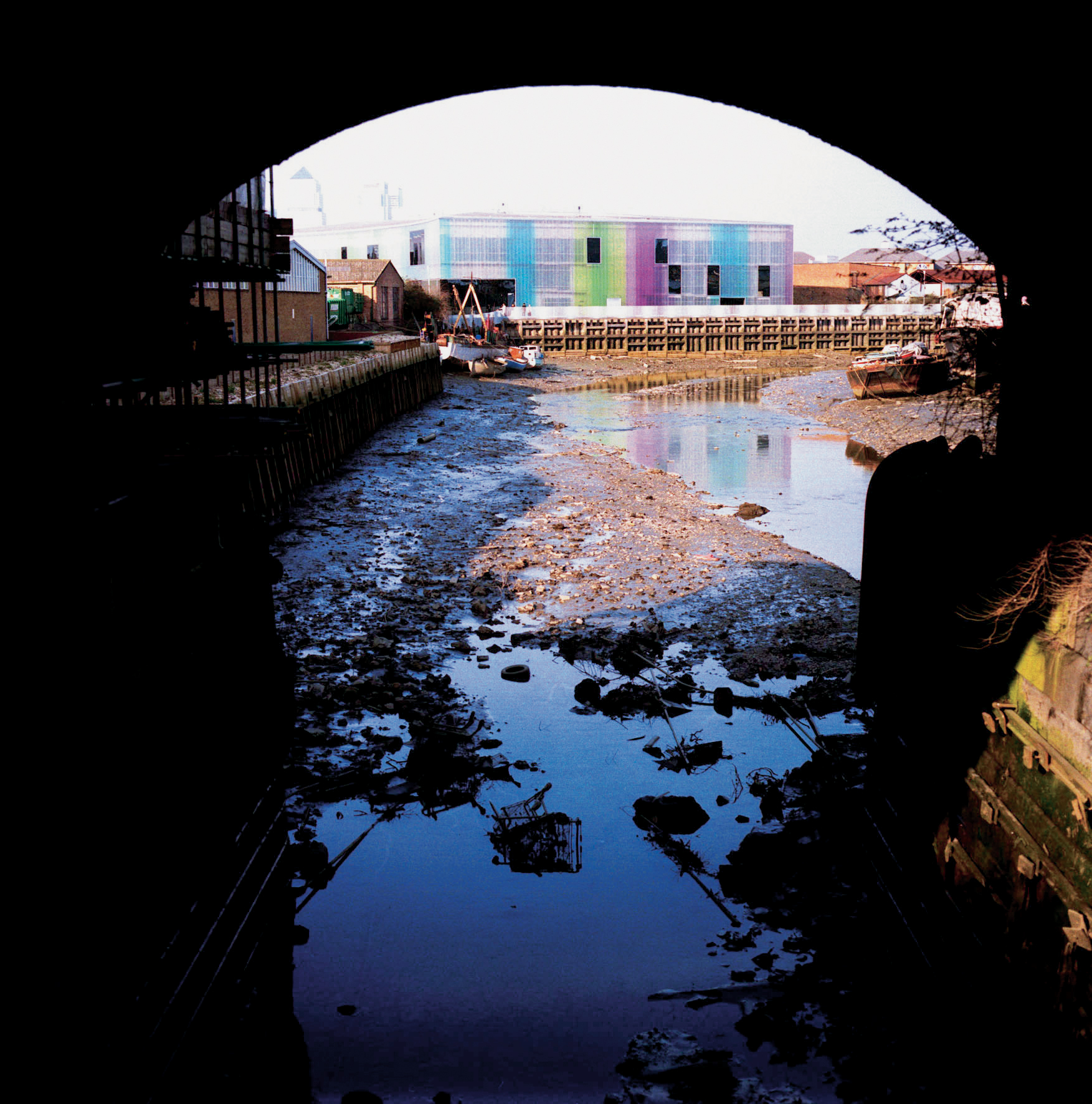 Labansenteret lyser opp midt mellom piggtrådinngjerdet ødeland og utbrente bilvrak. Det blir ofte brukt som eksempel på hvordan et bygg kan gi positive ringvirkninger for lokalmiljøet og har uten tvil satt Deptford på kartet.