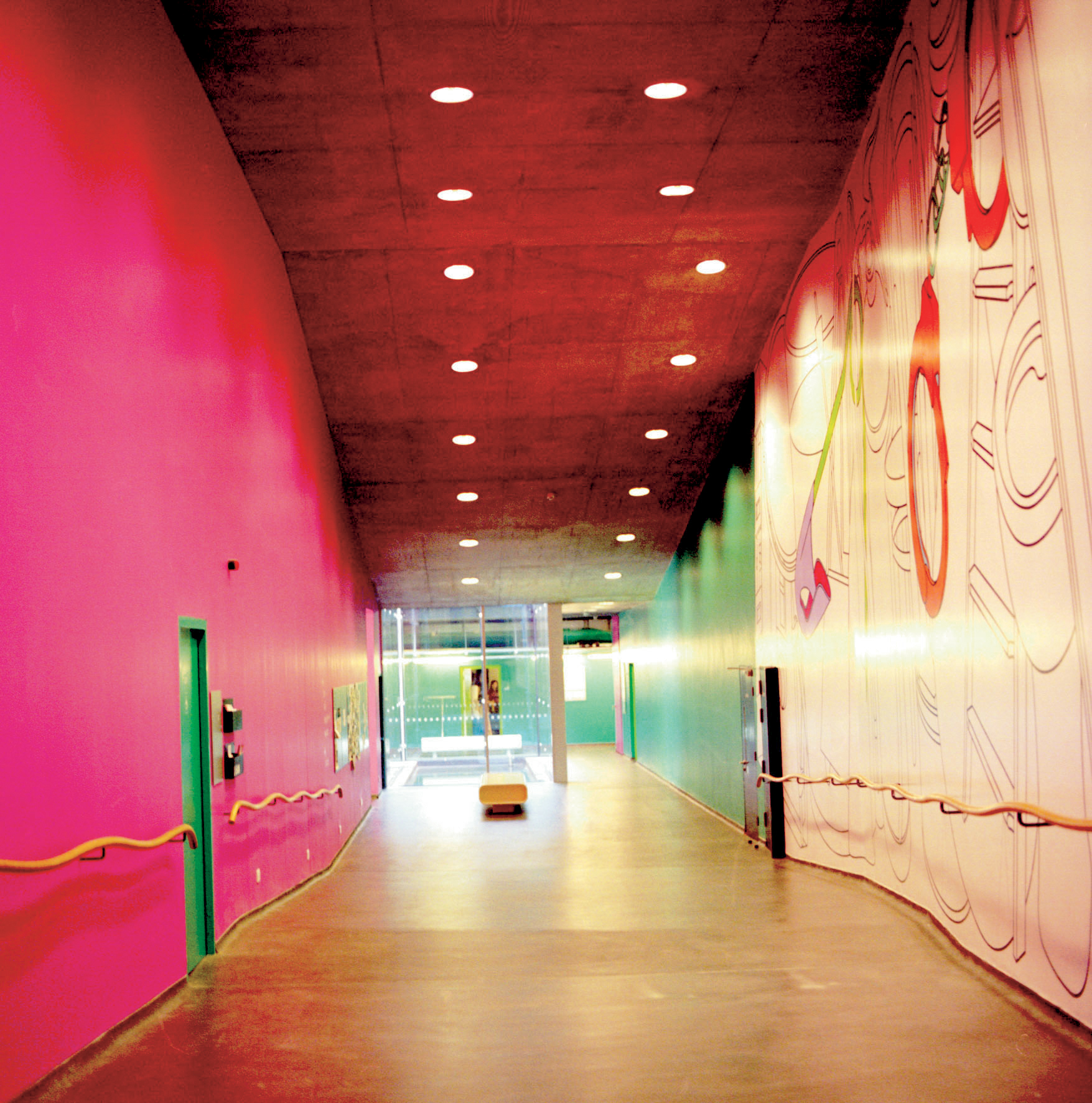 Korridorene er fargekoordinerte slik at det skal være lett å finne frem.