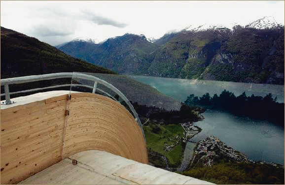 Artikkelforfatteren roser Statens vegvesen og Norske Turistveier for prosessen bak turistveiprosjektet. På bildet utsiktspunkt i Aurland av arkitektene MNAL Todd Saunders og Tommie Wilhelmsen. Prosjektet fikk hedrende omtale i AR Awards for Emerging Architecture 2006. Foto: Saunders Architecture.