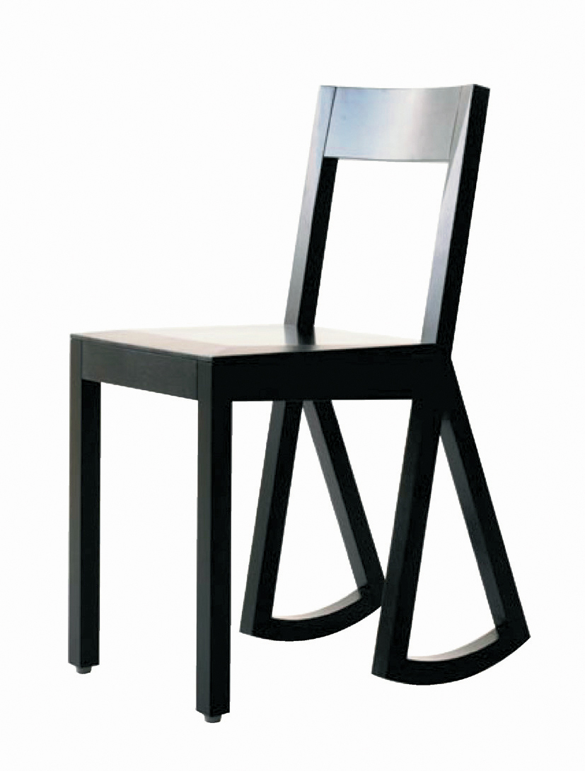 Stolen Tilt  som går an å vippe på og «inviterer til ulydig oppførsel»  fikk tidsskriftet Sköna Hems møbelpris i år, og designeren Peter Andersson ble 20 000 kroner rikere. Tilt produseres og markedsføres av NC Møbler. Foto: Produsenten.