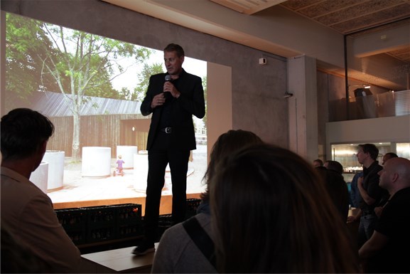 Reiulf Ramstad holder tale etter å ha mottatt Sundts premie for Fagerborg menighetsbarnehage. Foto: Mette Svensen Reiulf Ramstad holder tale etter å ha mottatt Sundts premie for Fagerborg menighetsbarnehage. Foto: Mette Svensen