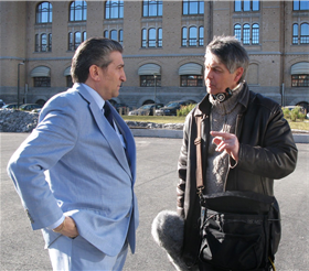 Representant for romfolket i Norge, Jan Jansen, blir intervjuet av NRKs Øyvind Arntzen. Foto: Tone Karlgård Representant for romfolket i Norge, Jan Jansen, blir intervjuet av NRKs Øyvind Arntzen. Foto: Tone Karlgård