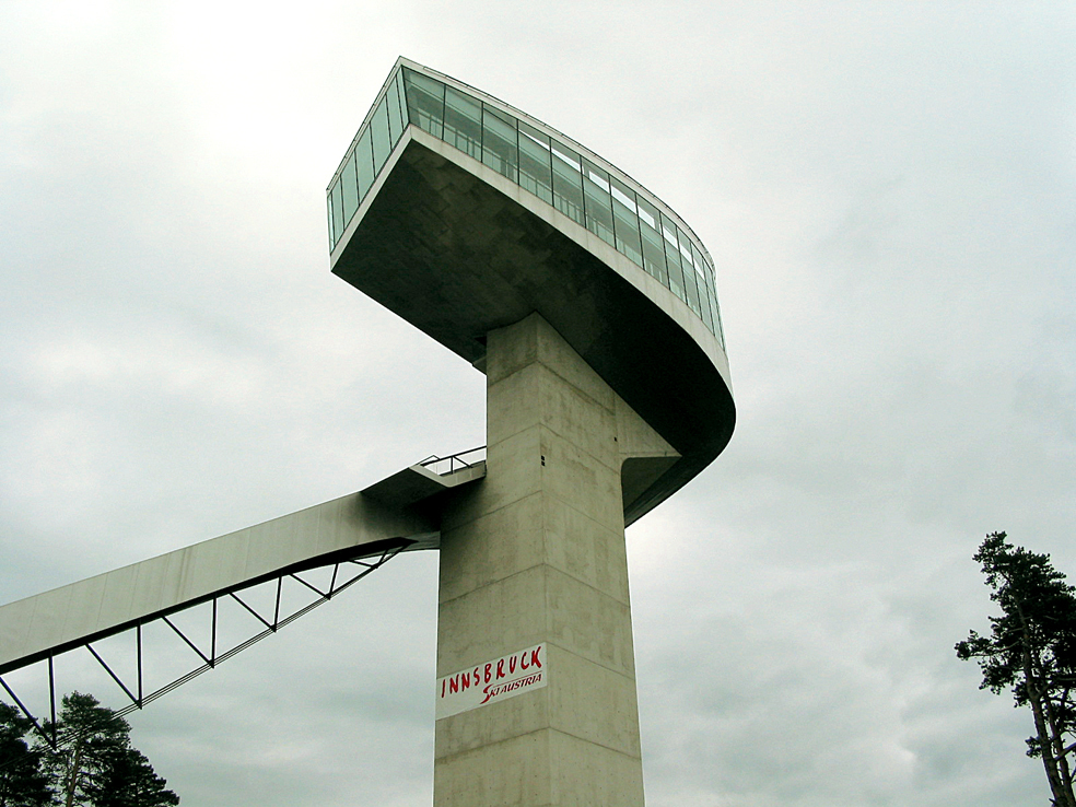 Zaha Hadid fikk oppdraget med å tegne den nye Bergiselbakken. Slik utformet hun utsiktstårnet.