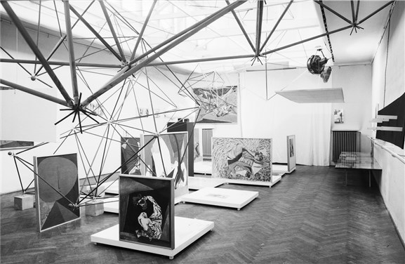 Oscar Hansens arbeid med «Open form» Foto: Oskar Hansen Archive, gjengitt med tillatelse av Igor Hansen Oscar Hansens arbeid med «Open form» Foto: Oskar Hansen Archive, gjengitt med tillatelse av Igor Hansen