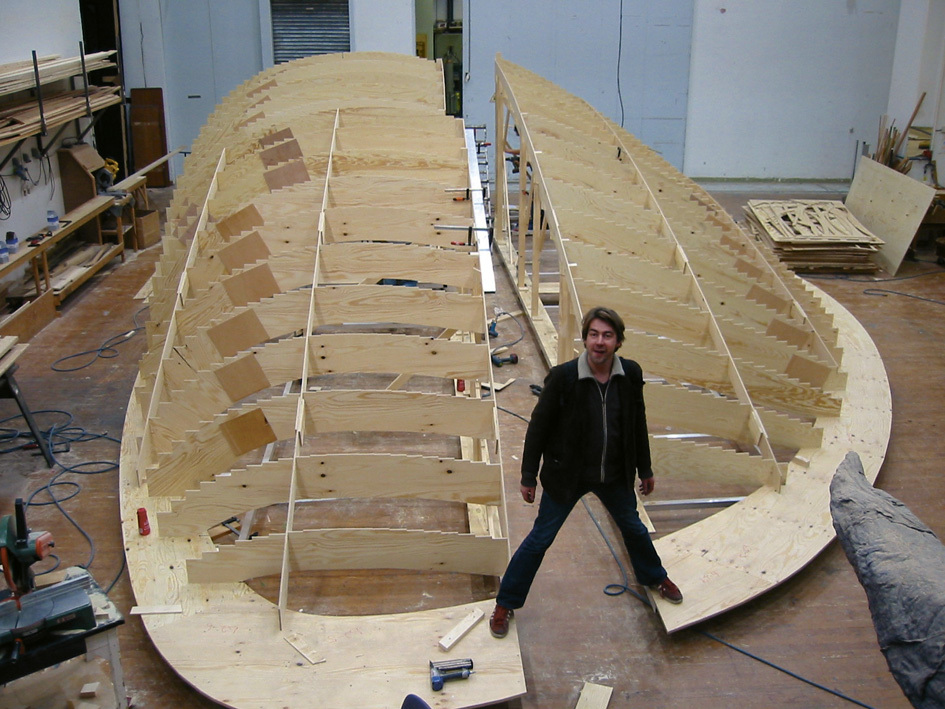 Bård Lie Thorbjørnsen under bygging av en modell som fungerte som fjell, svaberg, båt og hvelv i forestillingen Juvikfolke av Olav Duun, Det Norske Teateret 2004.