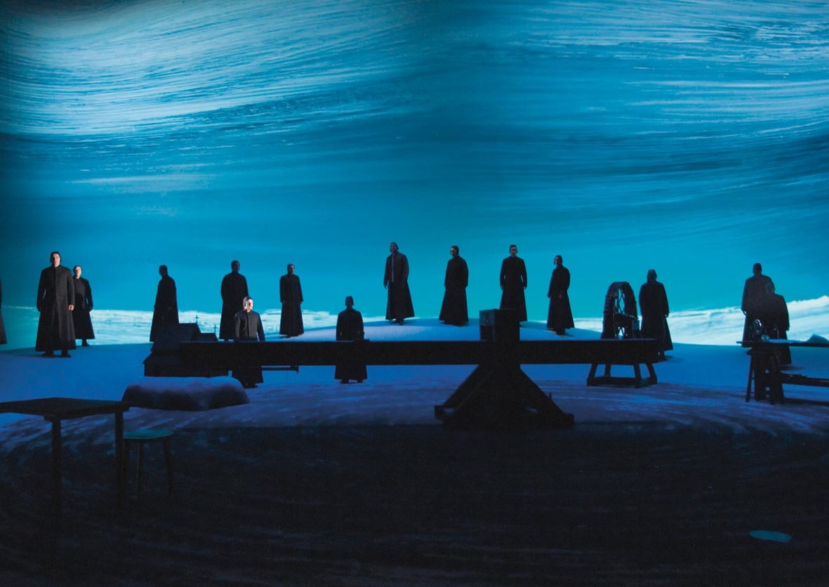 Å skape natur på scenen er en stor utfordring for en scenograf. I dramatiseringen Johan Falkbergets/Edvard Rønnings «An-Magritt» på Det Norske Teateret 2007 ga Røros-vidda, i kontrast til skitt og sot fra gruvedriften, sterk inspirasjon. Foto: Erik Berg