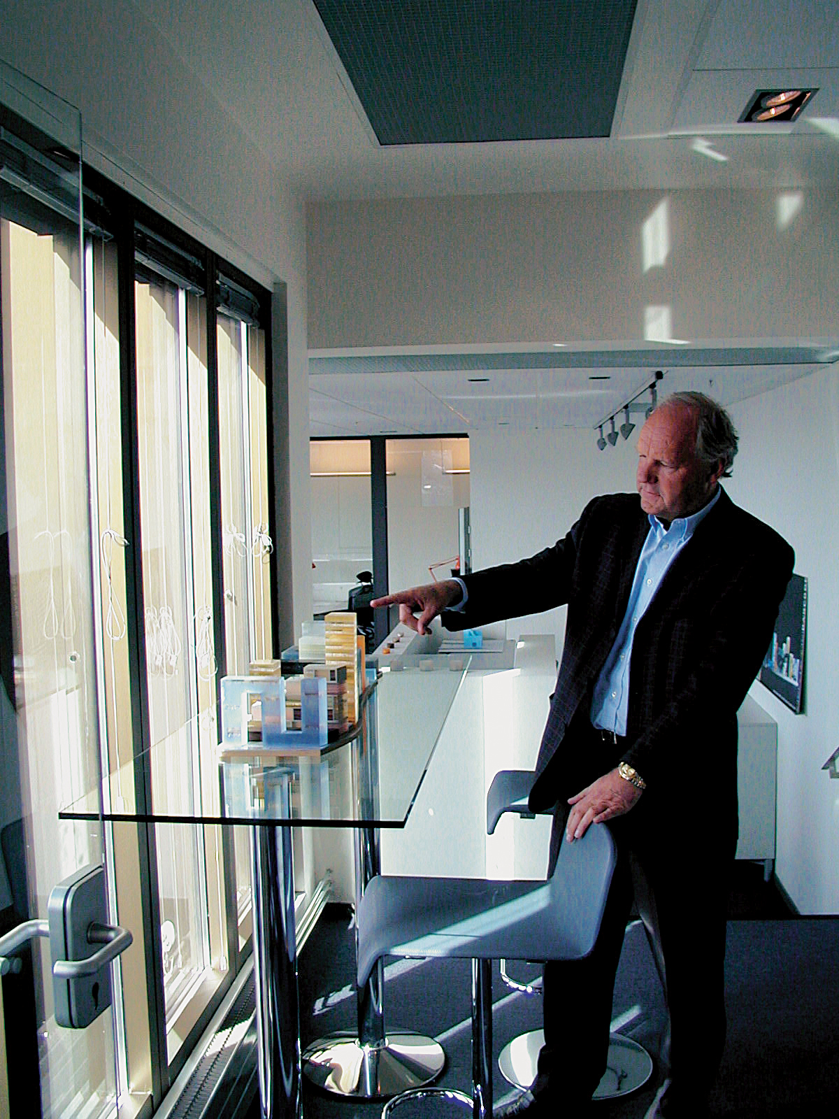 Fra toppen av Posthuset kan OSUs administrerende direktør Paul E. Lødøen betrakte tomten for konkurransen om Europas mest energieffektive næringsbygg. Her med prosjektet «Barcode» på bordet. Foto: JC.