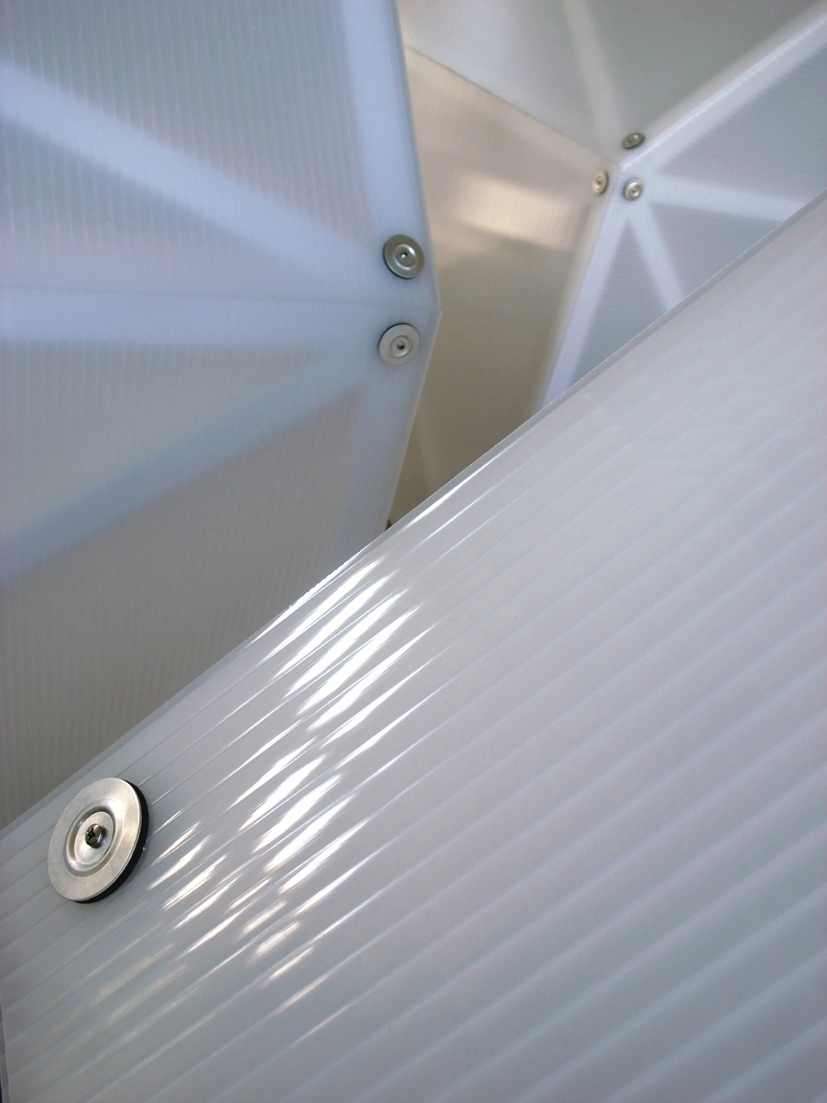 Av KoRo (Kunst i offentlige rom) fikk arkitektene penger til kanalplast og tre, skruer og muttere. Av KoRo (Kunst i offentlige rom) fikk arkitektene penger til kanalplast og tre, skruer og muttere.