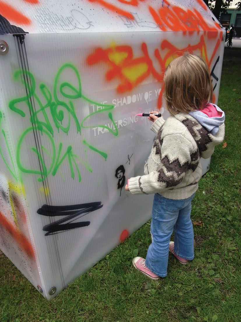 Kidsa kom fra fjern og nær for å tagge på husene. Kidsa kom fra fjern og nær for å tagge på husene.