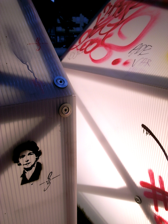 Husene lyste lykkelige om kvelden, av kiling utenpå.... Husene lyste lykkelige om kvelden, av kiling utenpå....